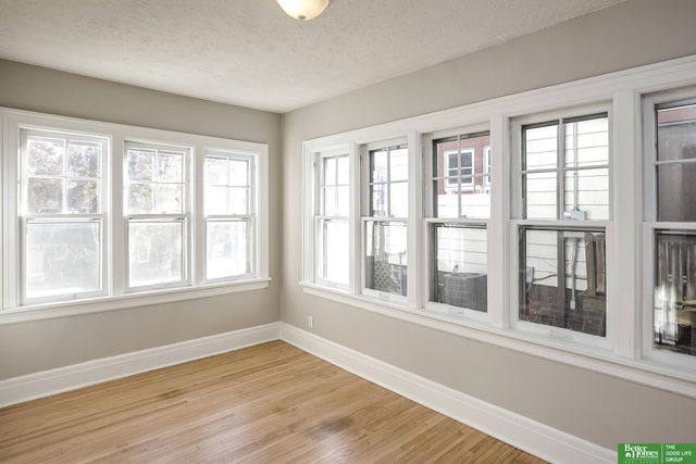 1050 S 35th Avenue, Omaha, NE 68105