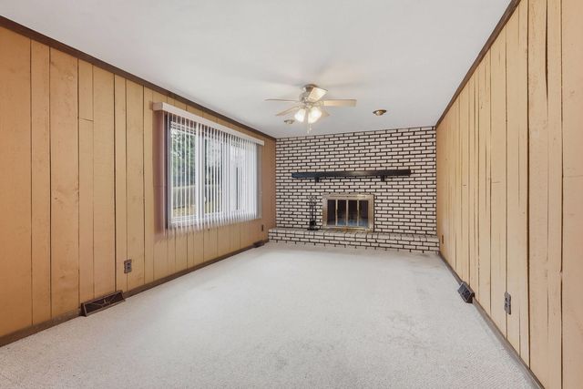 2250 W Columbia Avenue, Davenport, IA 52804