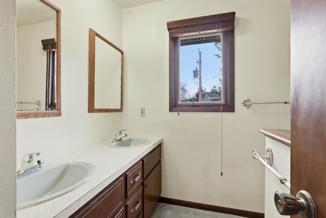 2250 W Columbia Avenue, Davenport, IA 52804