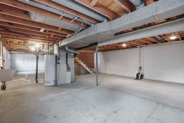 2250 W Columbia Avenue, Davenport, IA 52804