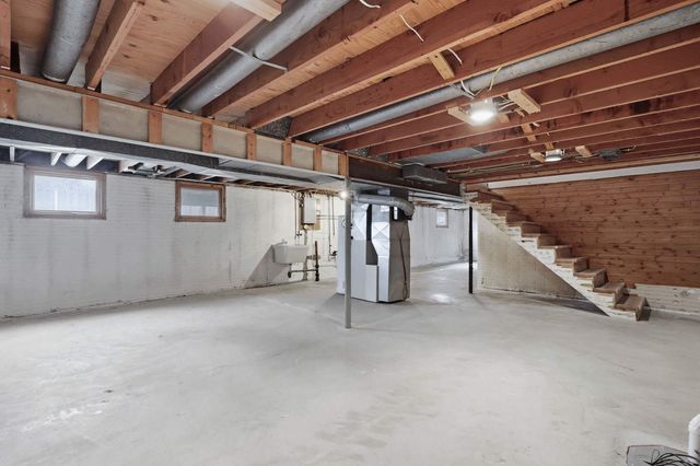 2250 W Columbia Avenue, Davenport, IA 52804