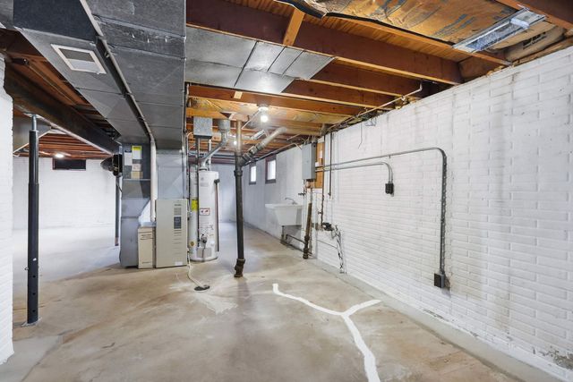 2250 W Columbia Avenue, Davenport, IA 52804