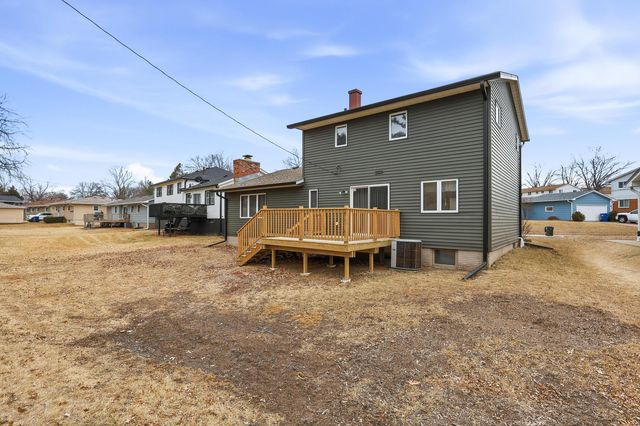 2250 W Columbia Avenue, Davenport, IA 52804