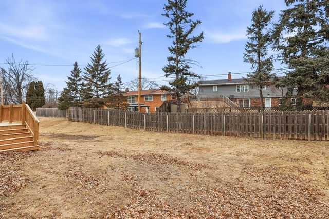 2250 W Columbia Avenue, Davenport, IA 52804