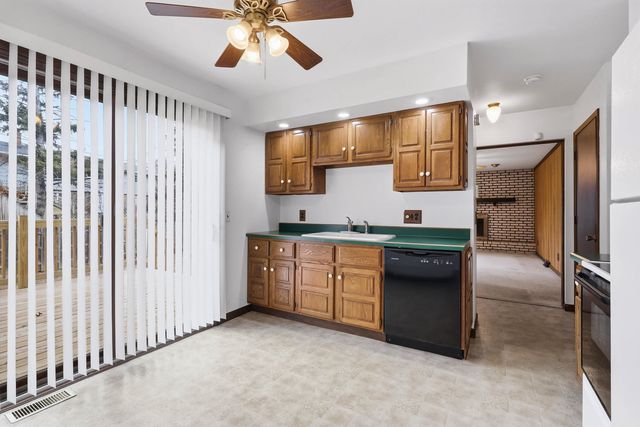 2250 W Columbia Avenue, Davenport, IA 52804