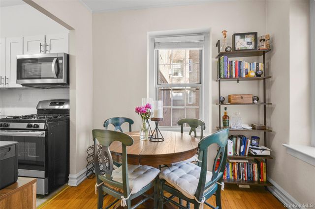 21 N Chatsworth Avenue 2L, Larchmont, NY 10538