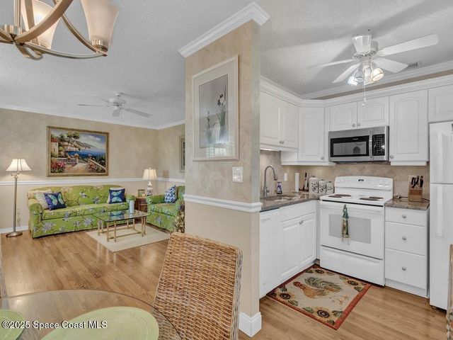 8 Vista Palm Lane, 106, Vero Beach, FL 32962