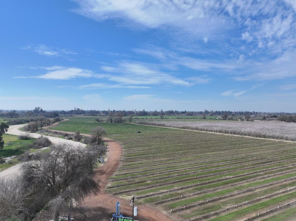 Image 1 of property listing at 0 E Mount Whitney Avenue, Laton, CA 93242