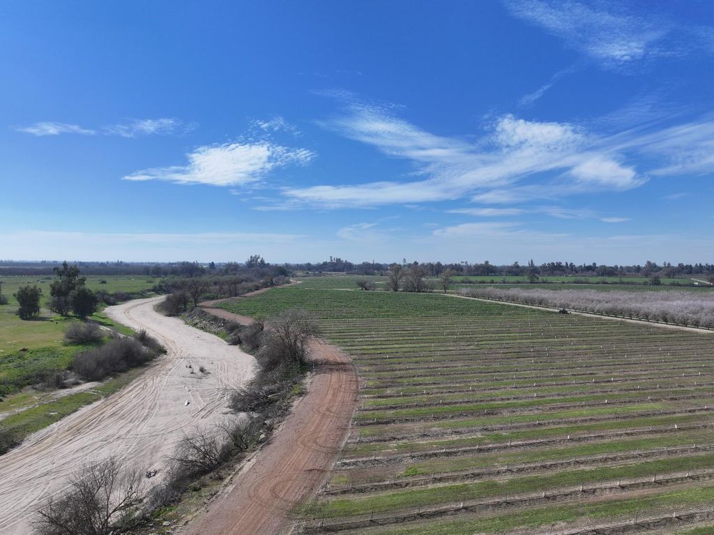 Image 4 of property listing at 0 E Mount Whitney Avenue, Laton, CA 93242
