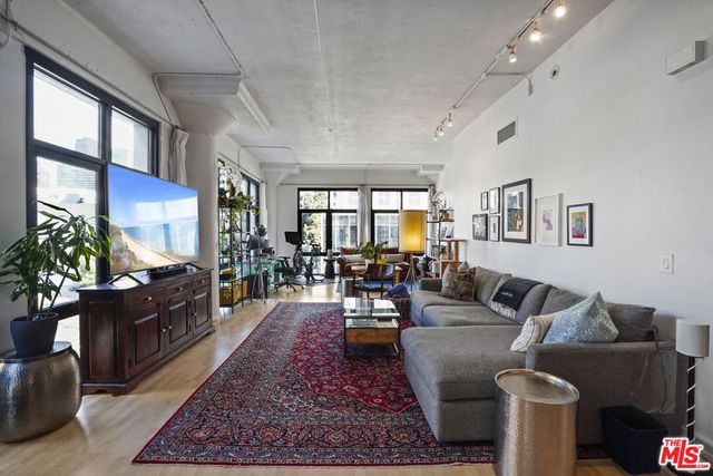 330 W 11th Street 306, Los Angeles, CA 90015