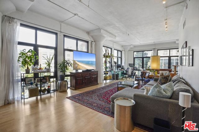 330 W 11th Street 306, Los Angeles, CA 90015