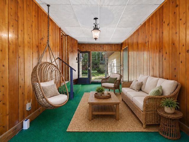 988 Sherren Street W, Roseville, MN 55113