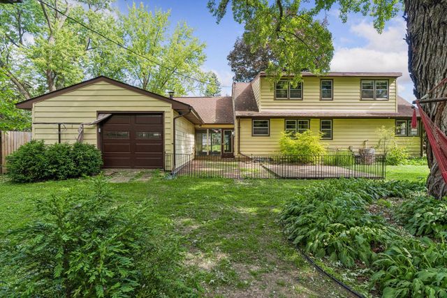 988 Sherren Street W, Roseville, MN 55113