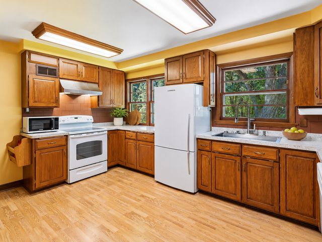988 Sherren Street W, Roseville, MN 55113