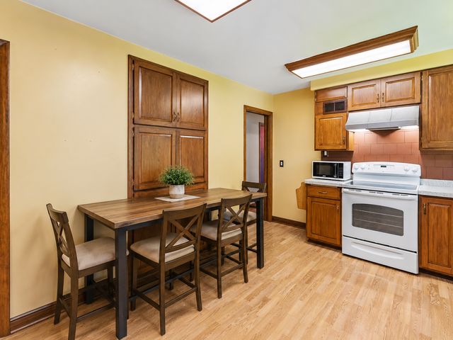 988 Sherren Street W, Roseville, MN 55113
