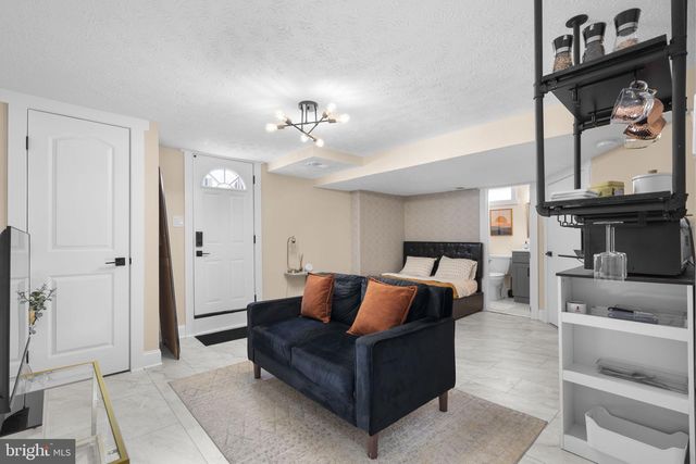 6106 N KINGS HWY, Alexandria, VA 22303