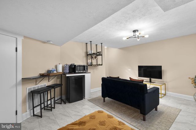 6106 N KINGS HWY, Alexandria, VA 22303