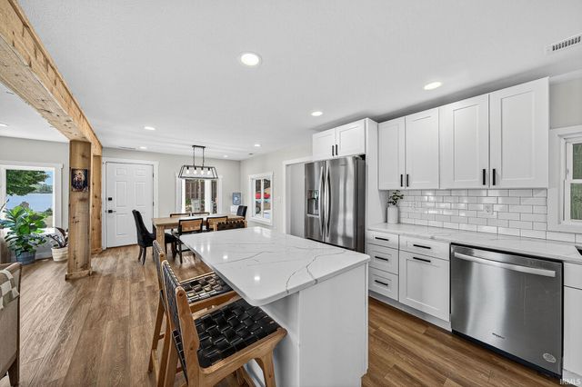 9061 E Hatchery Road, Syracuse, IN 46567