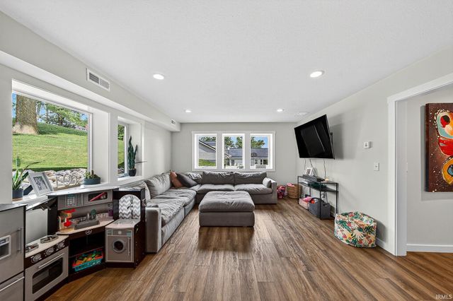 9061 E Hatchery Road, Syracuse, IN 46567