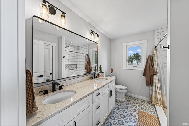 9061 E Hatchery Road, Syracuse, IN 46567