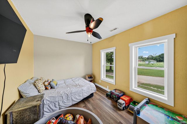 9061 E Hatchery Road, Syracuse, IN 46567