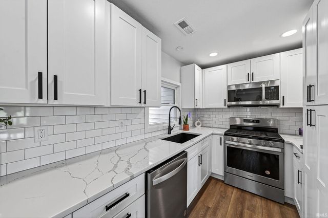 9061 E Hatchery Road, Syracuse, IN 46567