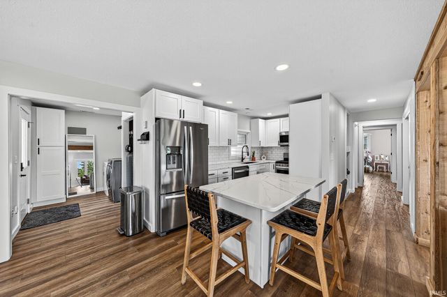 9061 E Hatchery Road, Syracuse, IN 46567