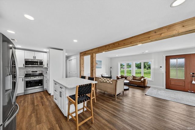 9061 E Hatchery Road, Syracuse, IN 46567