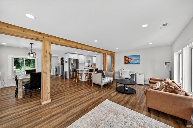 9061 E Hatchery Road, Syracuse, IN 46567