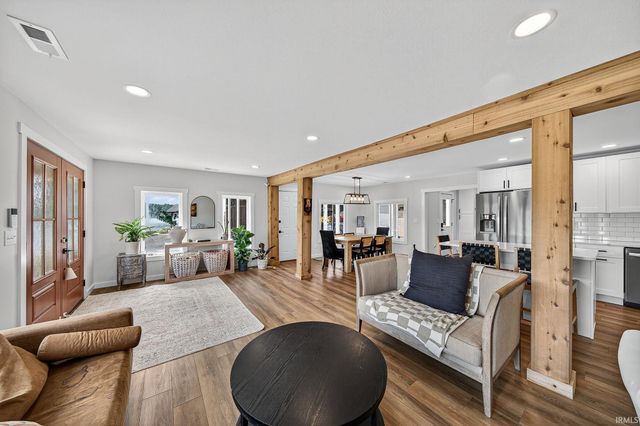 9061 E Hatchery Road, Syracuse, IN 46567