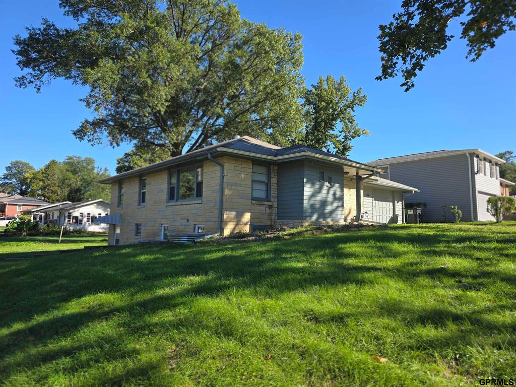 3208 S 46Th Street, Lincoln, NE 68506