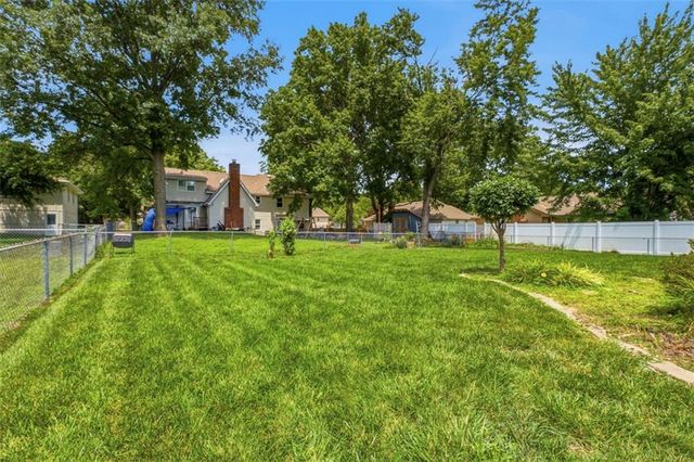 1022 SE 5th Street, Lee's Summit, MO 64063
