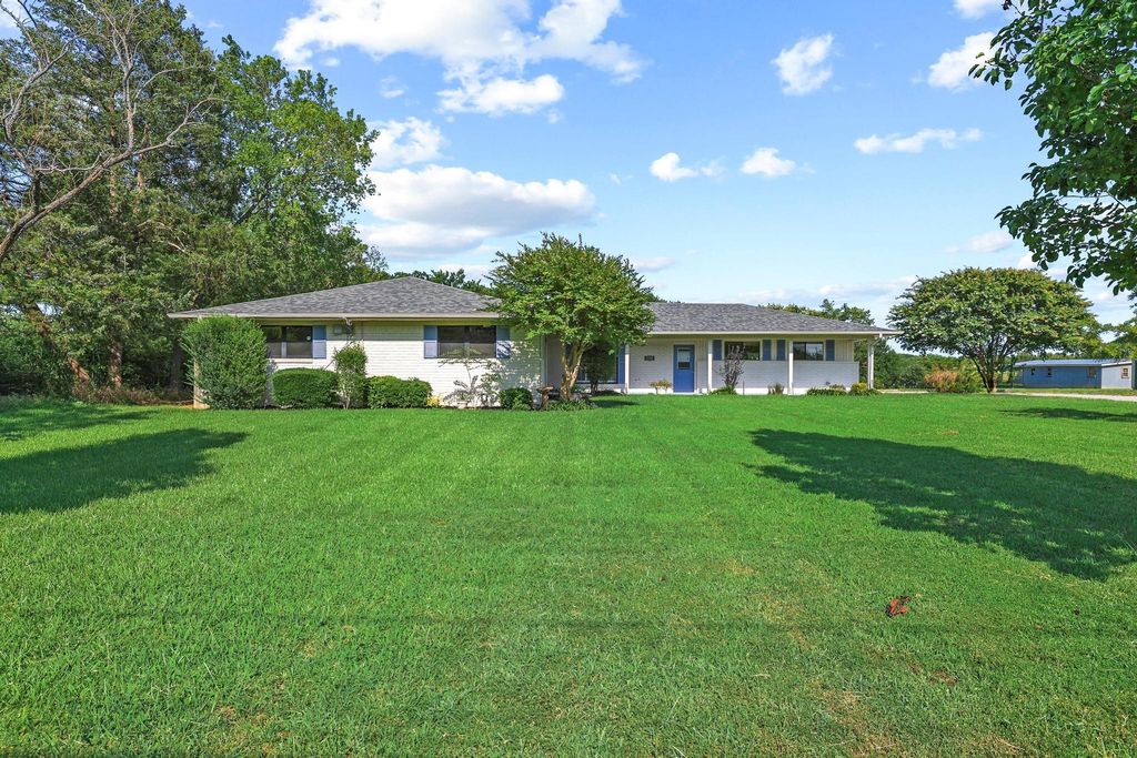 2200 S Lang Avenue, Denison, TX 75020