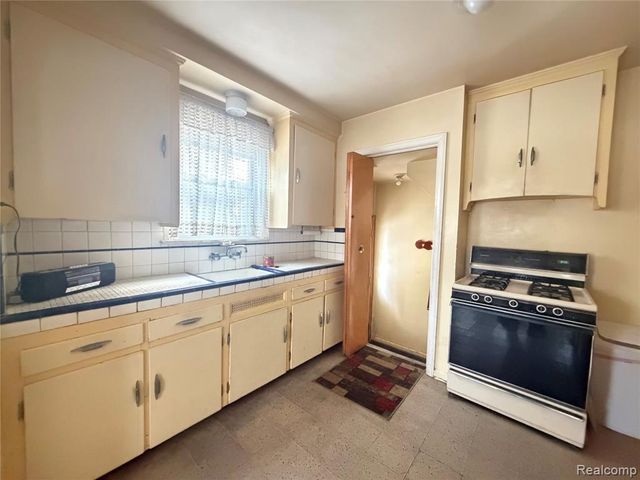 7041 Yinger Avenue, Dearborn, MI 48126