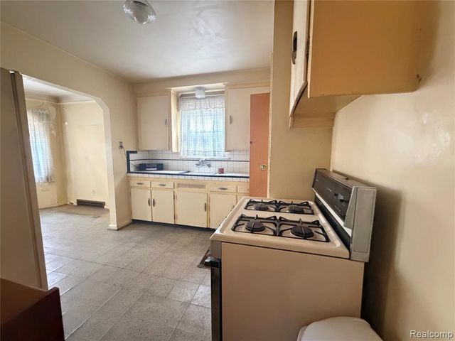 7041 Yinger Avenue, Dearborn, MI 48126