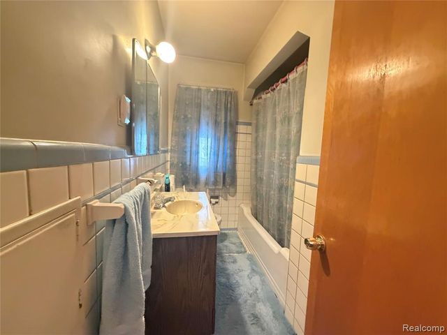 7041 Yinger Avenue, Dearborn, MI 48126