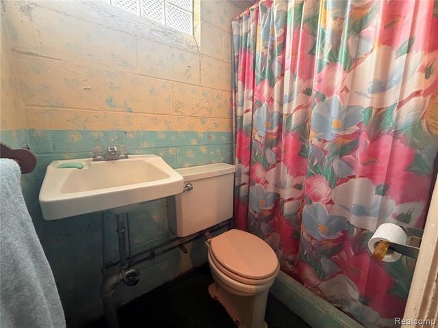 7041 Yinger Avenue, Dearborn, MI 48126