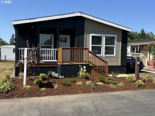 1400 CANDLELIGHT Dr 246, Eugene, OR 97402