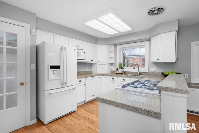 777 25th Ave Ct Court, Moline, IL 61265