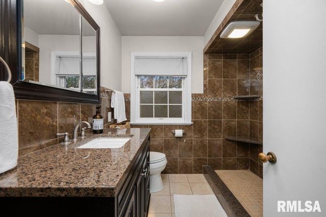 777 25th Ave Ct Court, Moline, IL 61265