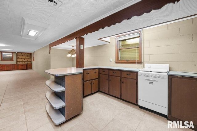 777 25th Ave Ct Court, Moline, IL 61265