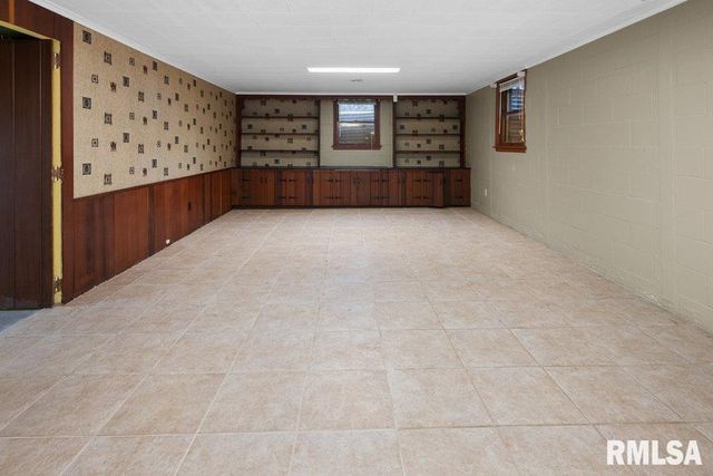 777 25th Ave Ct Court, Moline, IL 61265