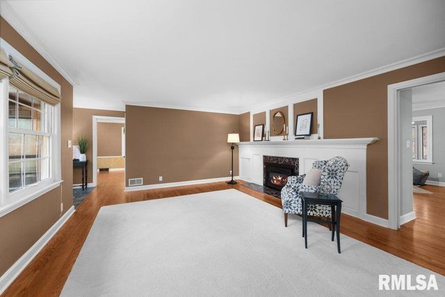 777 25th Ave Ct Court, Moline, IL 61265