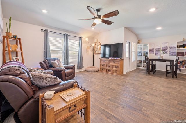 723 ARMADILLO DR, Seguin, TX 78155