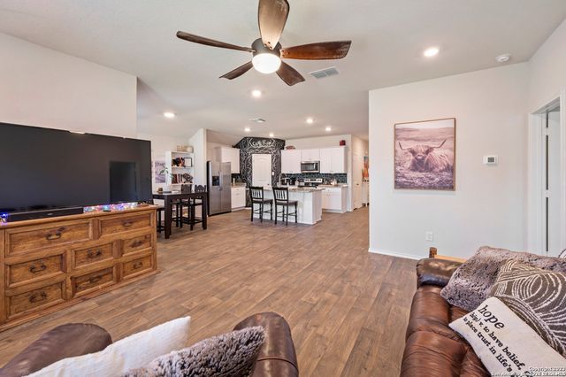 723 ARMADILLO DR, Seguin, TX 78155