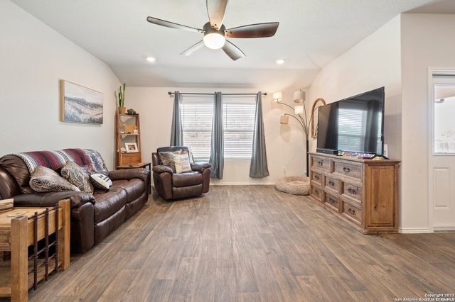723 ARMADILLO DR, Seguin, TX 78155