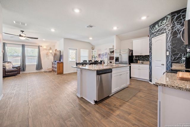723 ARMADILLO DR, Seguin, TX 78155