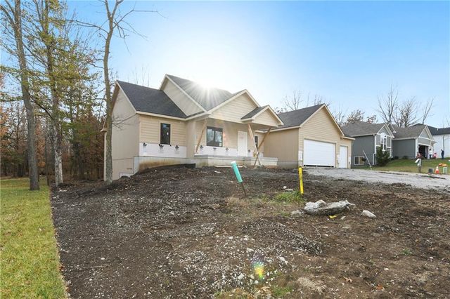305 SW 17th Street, Oak Grove, MO 64075