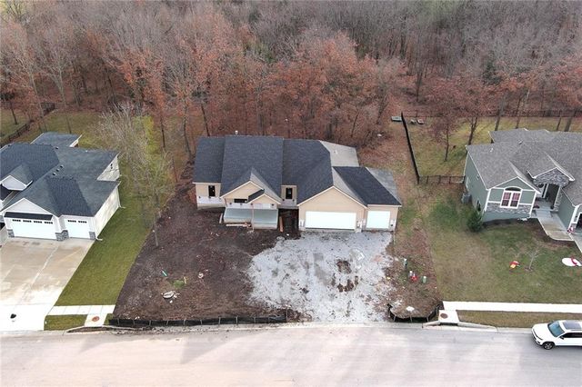 305 SW 17th Street, Oak Grove, MO 64075