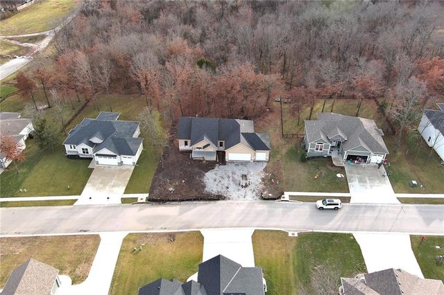 305 SW 17th Street, Oak Grove, MO 64075